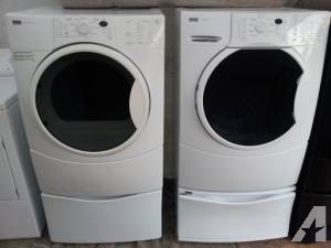 Een Kenmore Elite-wasmachine en -droger stapelen
