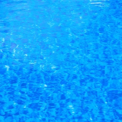 Maling, der forbliver på glasfibertrin under vand i en pool