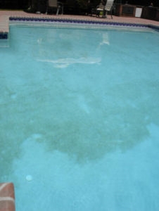 Vernice che rimarrà sui gradini in fibra di vetro sott'acqua in una piscina