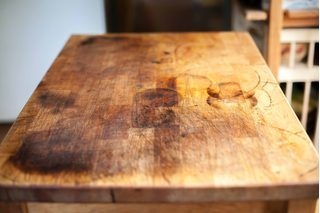 Как да премахнете петна от мазнини от блок за рязане на дърва