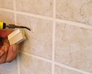 Een gat in een gekweekte marmeren douche repareren