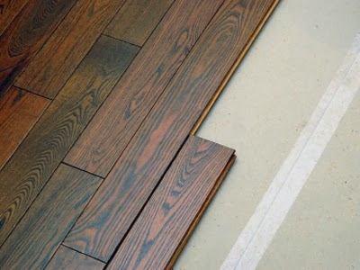 Як укласти ламіновану дерев’яну підлогу, не знімаючи меблів