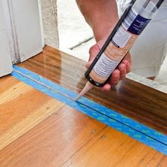 Come rimuovere la vecchia gomma piuma del tappeto dai pavimenti in legno