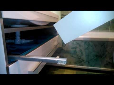 Виймання нижнього ящика морозильної камери з холодильника Maytag