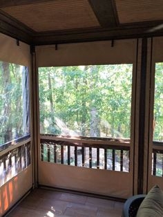 Cómo colgar persianas en ventanas de vinilo