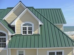 Kokios spalvos yra su žaliu metaliniu stogu?