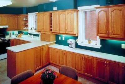 Как да запазим кухненските шкафове от тъмно петно ​​до по-светъл цвят