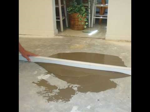 Hoe een leveller op een geschilderde betonnen vloer te gebruiken