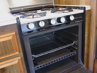 Hoe een modelnummer op een Magic Chef-oven te vinden