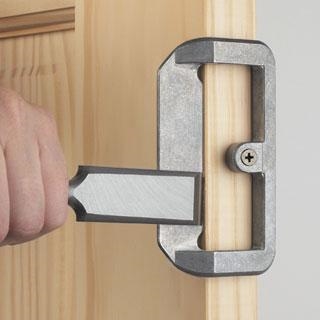 Hoe een deurslotplaat uit te beitelen