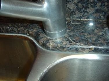 Wat zijn de oorzaken van scheuren in granieten werkbladen?