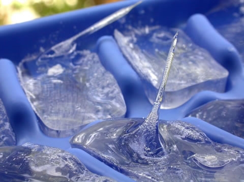 ¿Qué causa la formación de hielo en un congelador?