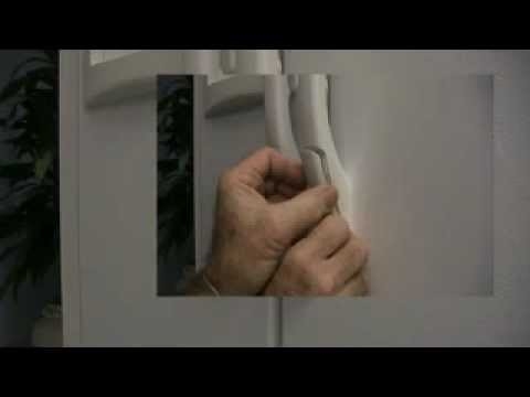 Come rimuovere la maniglia su un frigorifero GE