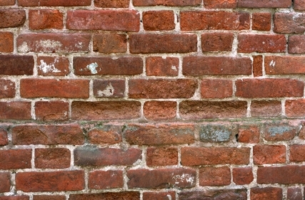 Как повесить материал на цементной стене