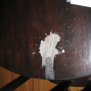 A körömlakk eltávolítójának rögzítése egy faasztalon