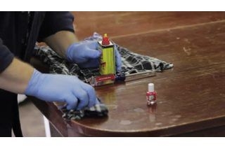 Como consertar removedor de esmalte em uma mesa de madeira