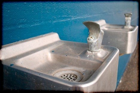 Cara Bersihkan Air Mancur Air Minum