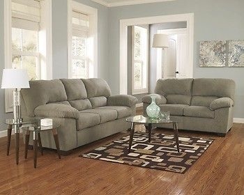 Welche Farben passen zu einem olivgrünen Sofa und Stuhl?