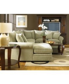 Que cores combinam com um sofá e uma cadeira verde-oliva?
