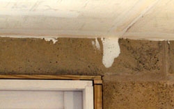 コンクリートの床からシートロック泥を除去する方法
