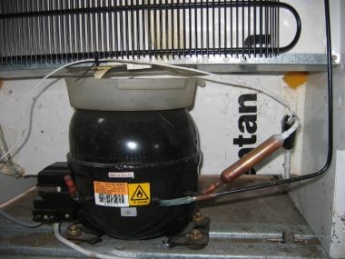 Een koelkastcompressor verwijderen