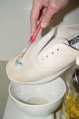 Como remover manchas de água dos sapatos