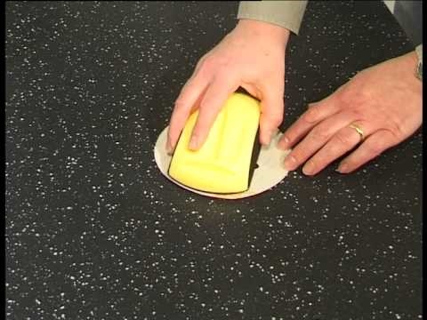 Wie man Kratzer und Markierungen in einem Granit-Countertop repariert