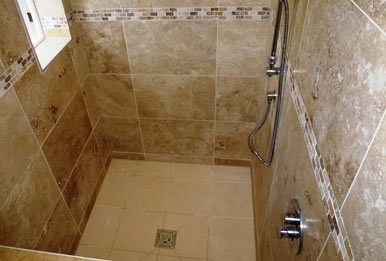 Jaký typ dlaždic použít na stěně sprchové vany