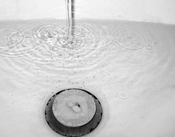 Hur man blekar badkar och duschar av plast eller glasfiber