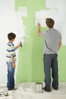Wie man eine helle Farbe über eine dunkle Wand malt