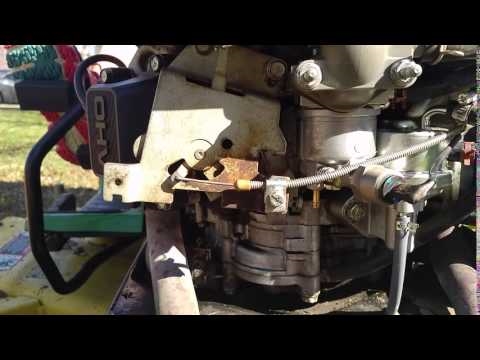 Cómo ajustar el estrangulador en un tractor de césped John Deere