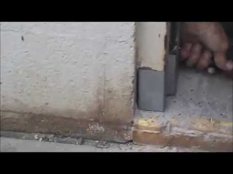 Cómo reparar un marco de puerta de acero