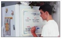 Como anexar uma placa de apagamento seco a uma geladeira