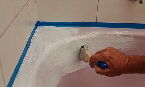Come dipingere un surround vasca in vetroresina
