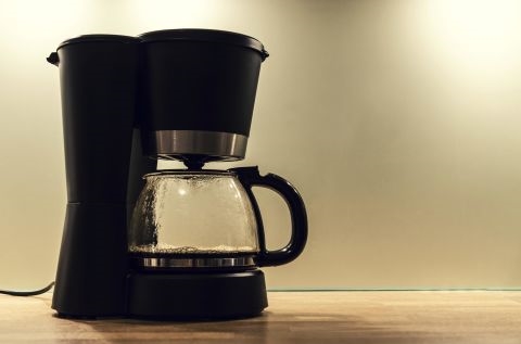Hoe maak je een koffiezetapparaat schoon met bleekmiddel