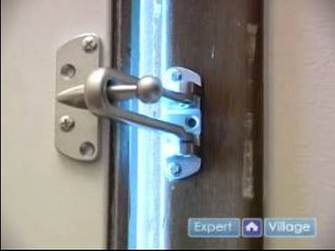 Cómo instalar una cadena de seguridad en una puerta