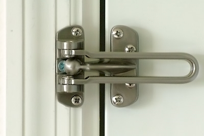 Hur man installerar en säkerhetskedja på en dörr