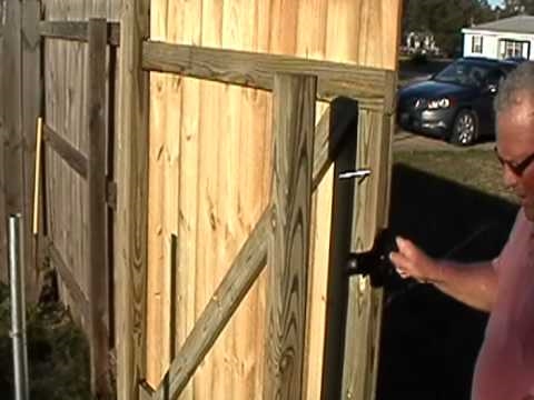 Як побудувати двері або ворота на існуючій ґратковій роботі, що лежить в основі