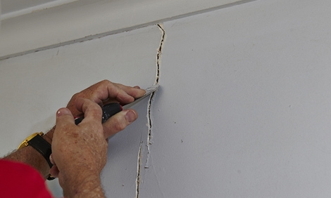 Cara Menggantung Hal-Hal Berat di Dinding Beton