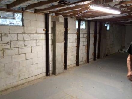 El costo promedio de reparar un muro de sótano inclinado