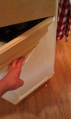 Cum să preveniți un dulap de bucătărie pictat de la ciobire