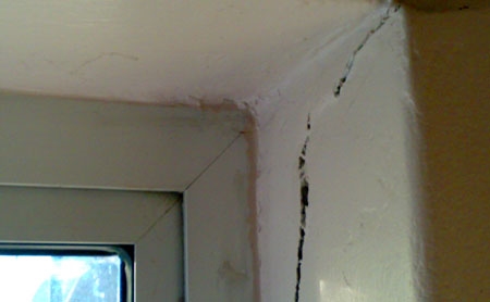 乾式壁に垂直クラックが発生する原因は何ですか？