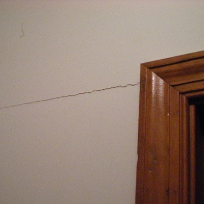 O que causaria uma rachadura vertical no Drywall?
