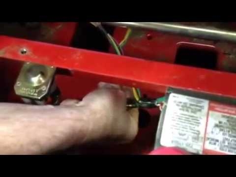 Як відключити вимикач безпеки сидінь на косільних косарах John Deere