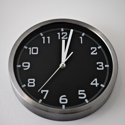 Как установить часовой пояс на проекционных часах Hammacher Schlemmer?
