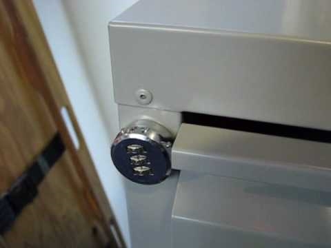 كيفية إضافة قفل إلى خزانة الملفات