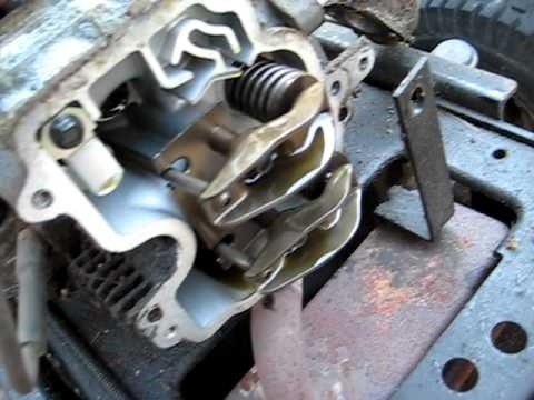 Hoe de kleppen op een Kohler 16 HP-motor af te stellen