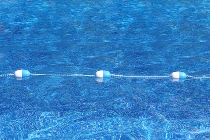 Posso consertar um buraco na minha piscina com fita adesiva?