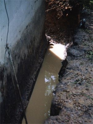 Kaip pritvirtinti užsikimšusį kanalizaciją stovinčiu vandeniu