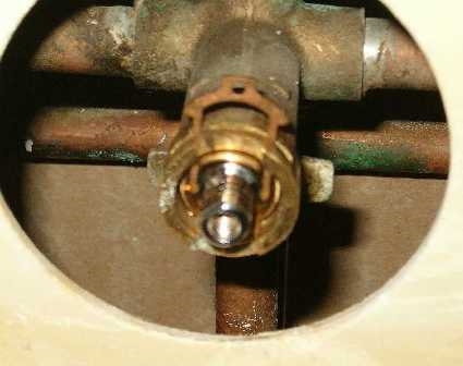 Kako zamenjati razvodni ventil v Moen pipi